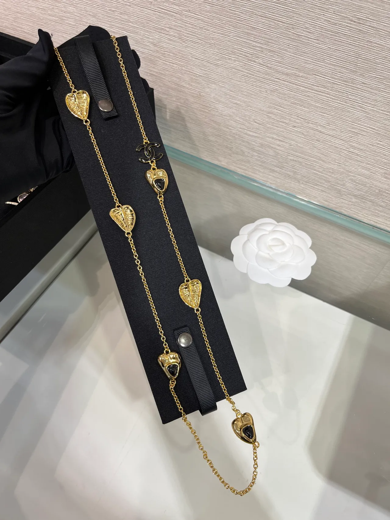 Chanel Corrente Dourada Preta Pingentes em Forma de Folha Colar 4