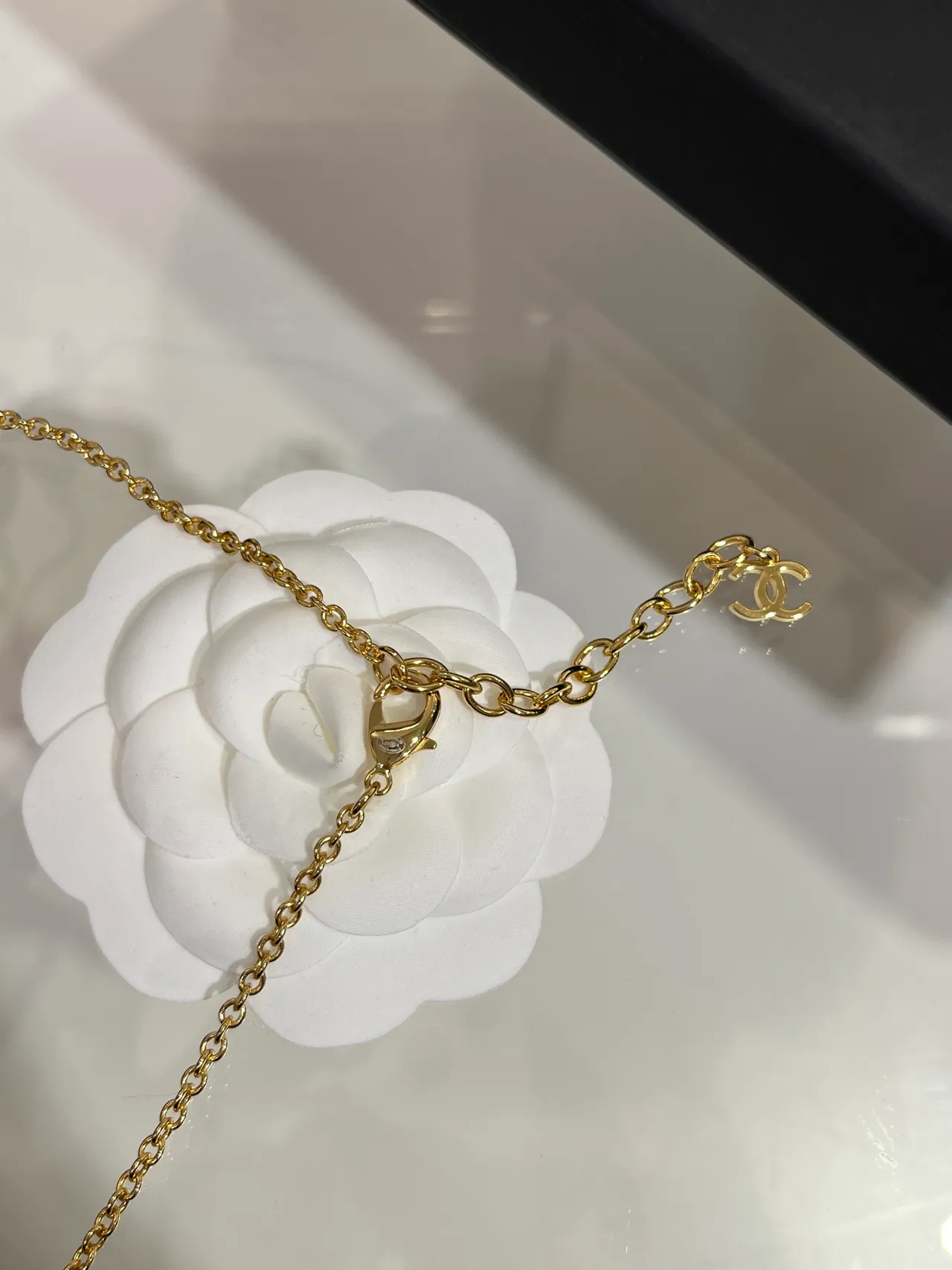 Chanel Corrente Dourada Preta Pingentes em Forma de Folha Colar 5
