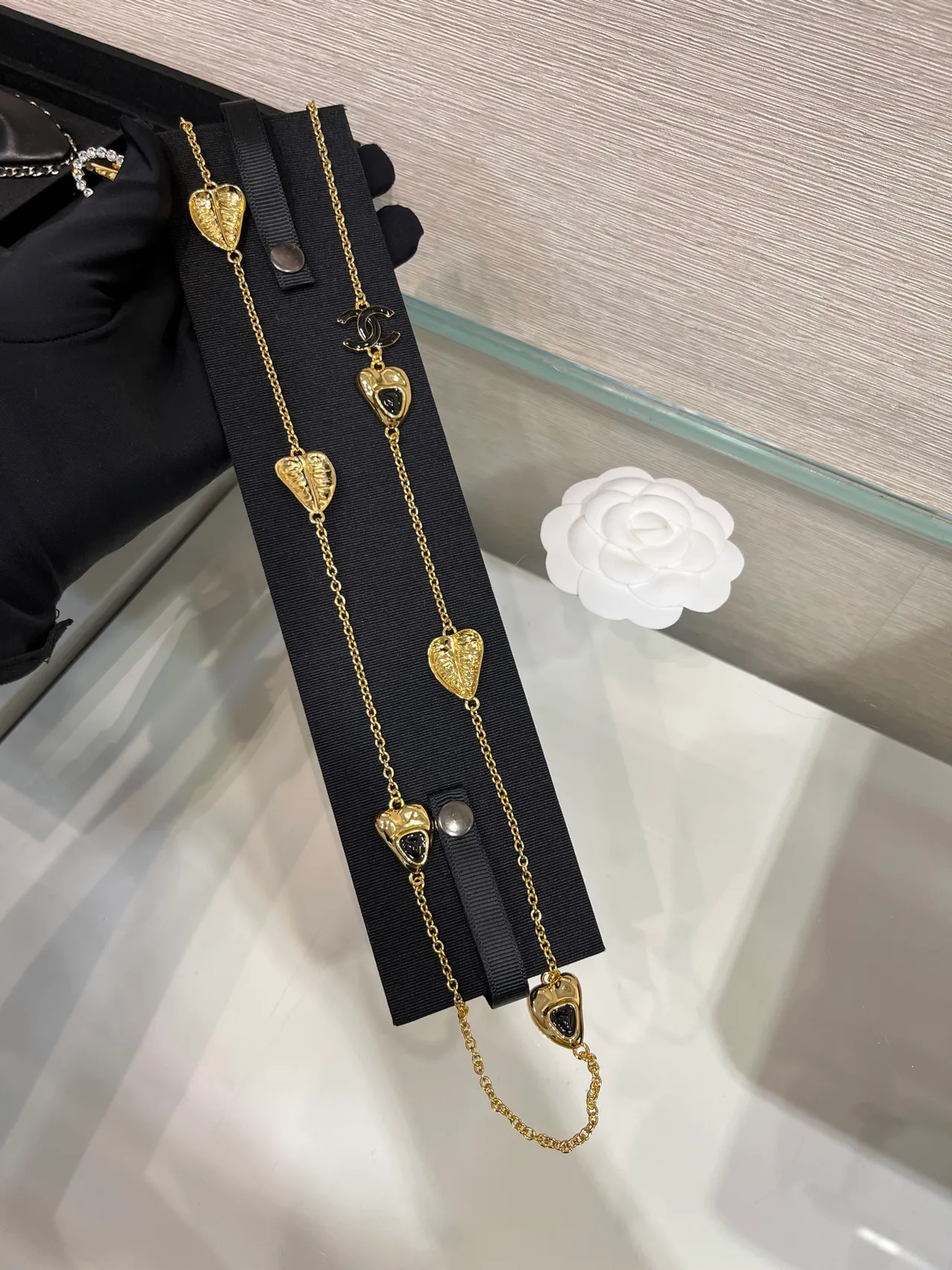 Chanel Corrente Dourada Preta Pingentes em Forma de Folha Colar 6