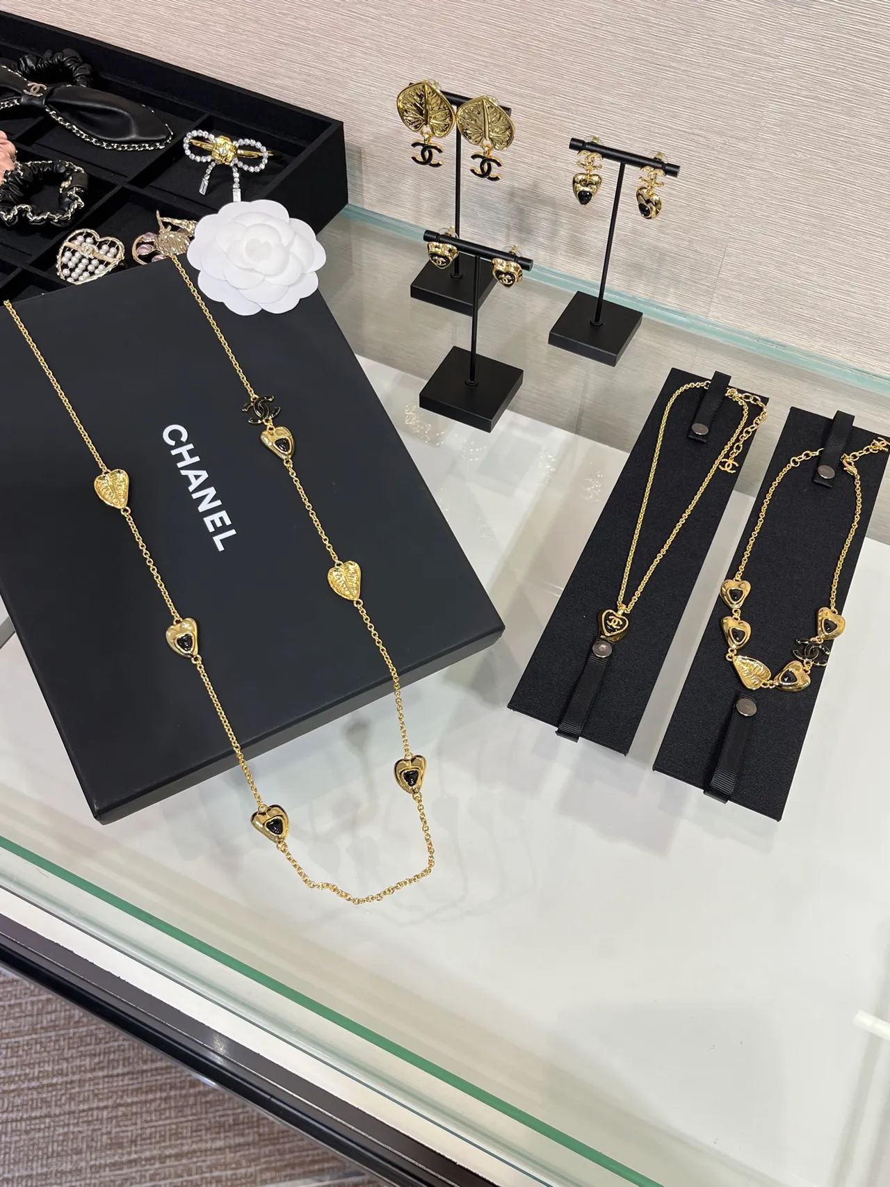 Chanel Corrente Dourada Preta Pingentes em Forma de Folha Colar 7