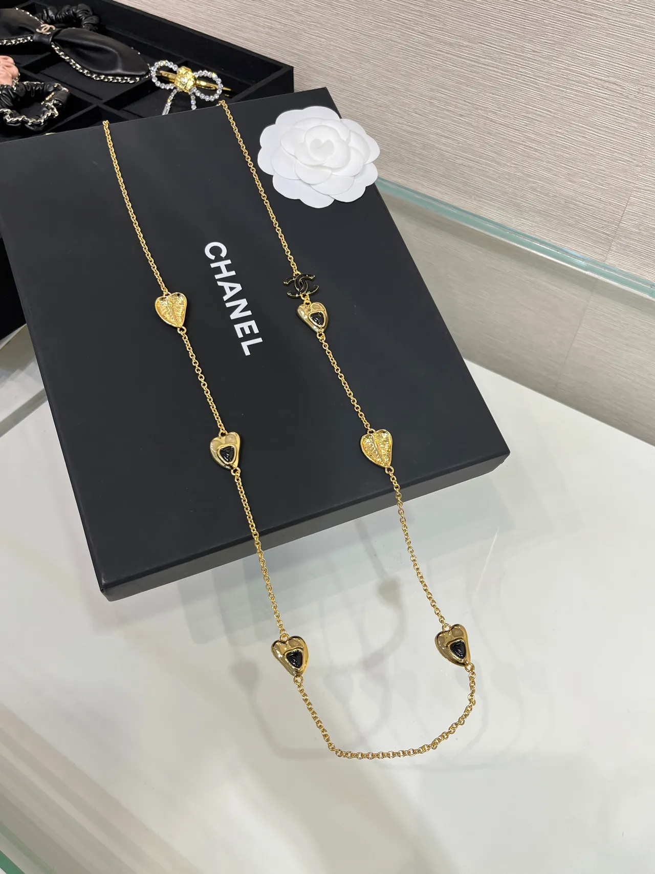 Chanel Corrente Dourada Preta Pingentes em Forma de Folha Colar 8