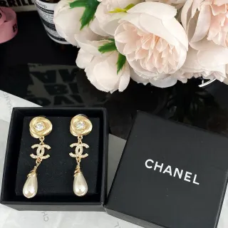 Chanel सुनहरे रंग के घुमावदार टॉप वाला CC Logo मोती गिरने वाले कानों के कंगन