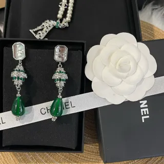 Chanel 绿色银色泪滴吊坠 CC 标志 顶部帽耳环