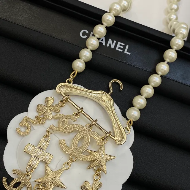 Chanel Motif de Cintre Perle et Charme Doré Collier 2
