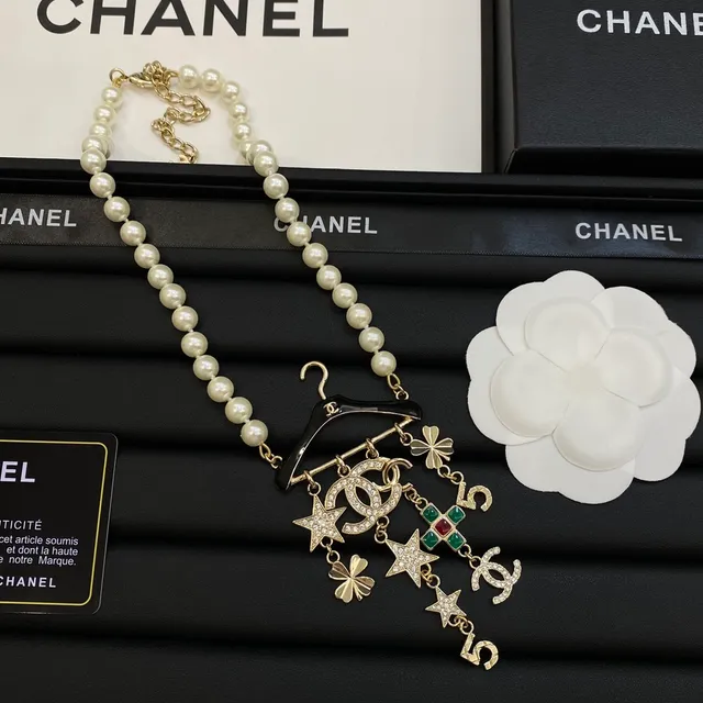 Chanel Motif de Cintre Perle et Charme Doré Collier 3