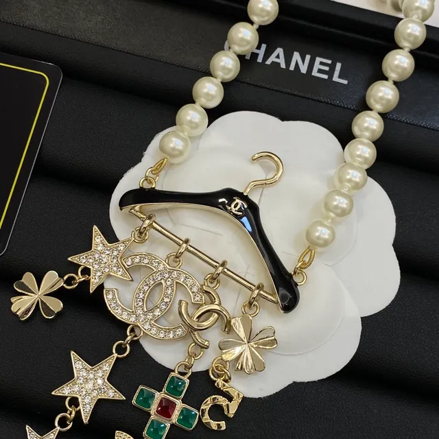 Chanel Motif de Cintre Perle et Charme Doré Collier 4