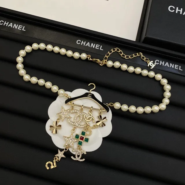 Chanel Motif de Cintre Perle et Charme Doré Collier 5