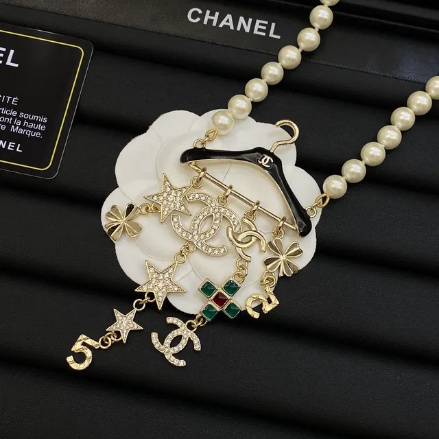 Chanel Motif de Cintre Perle et Charme Doré Collier 6