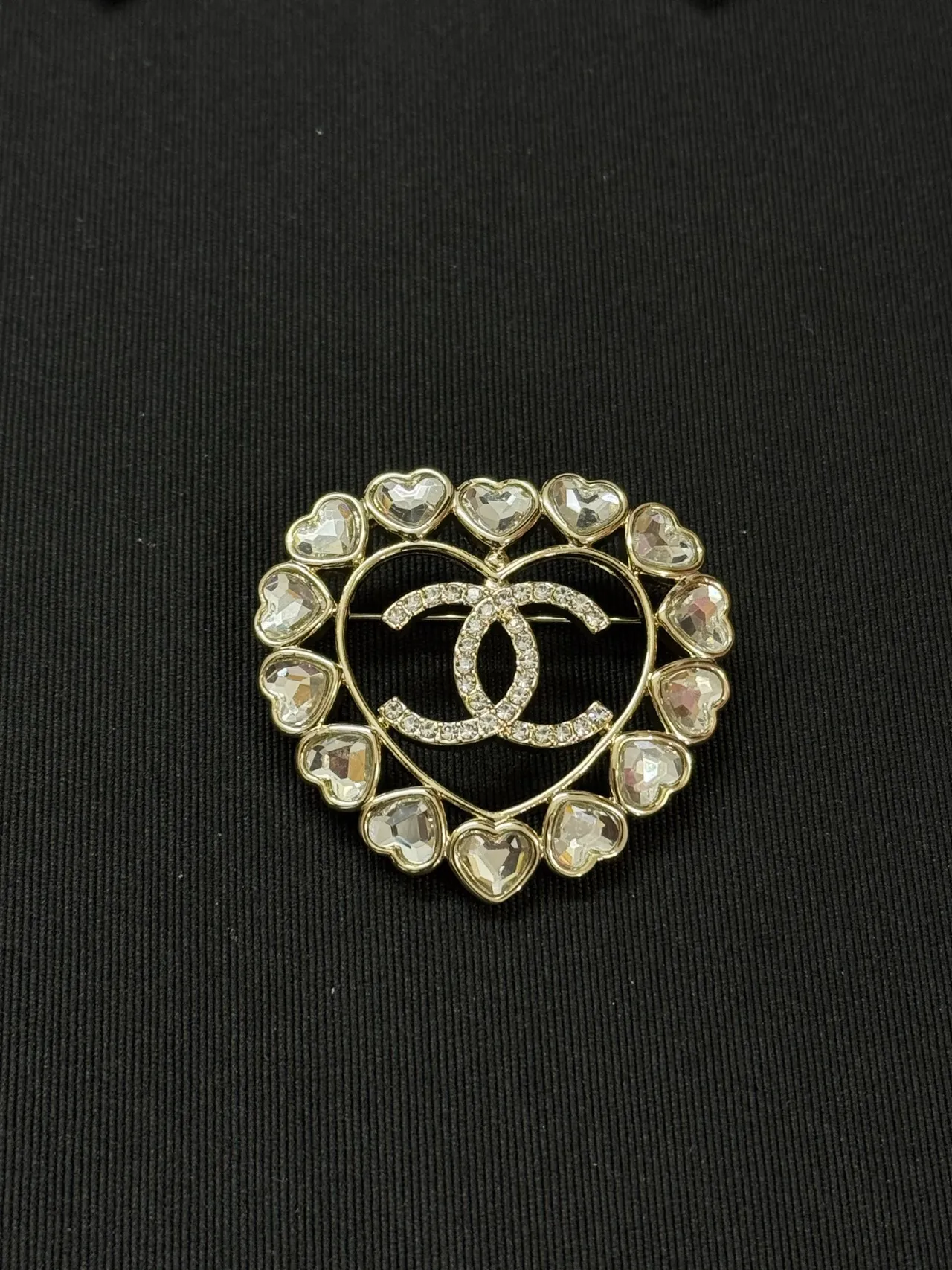 Chanel Broche de coração prata com cristais 2
