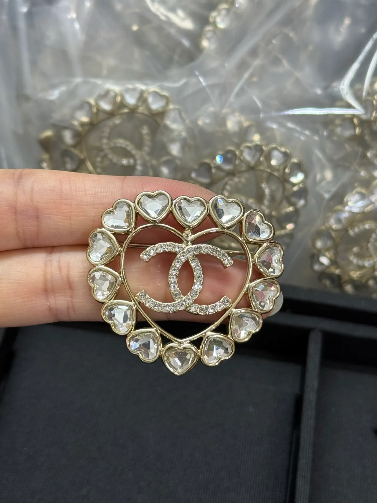 Chanel Broche de coração prata com cristais 3
