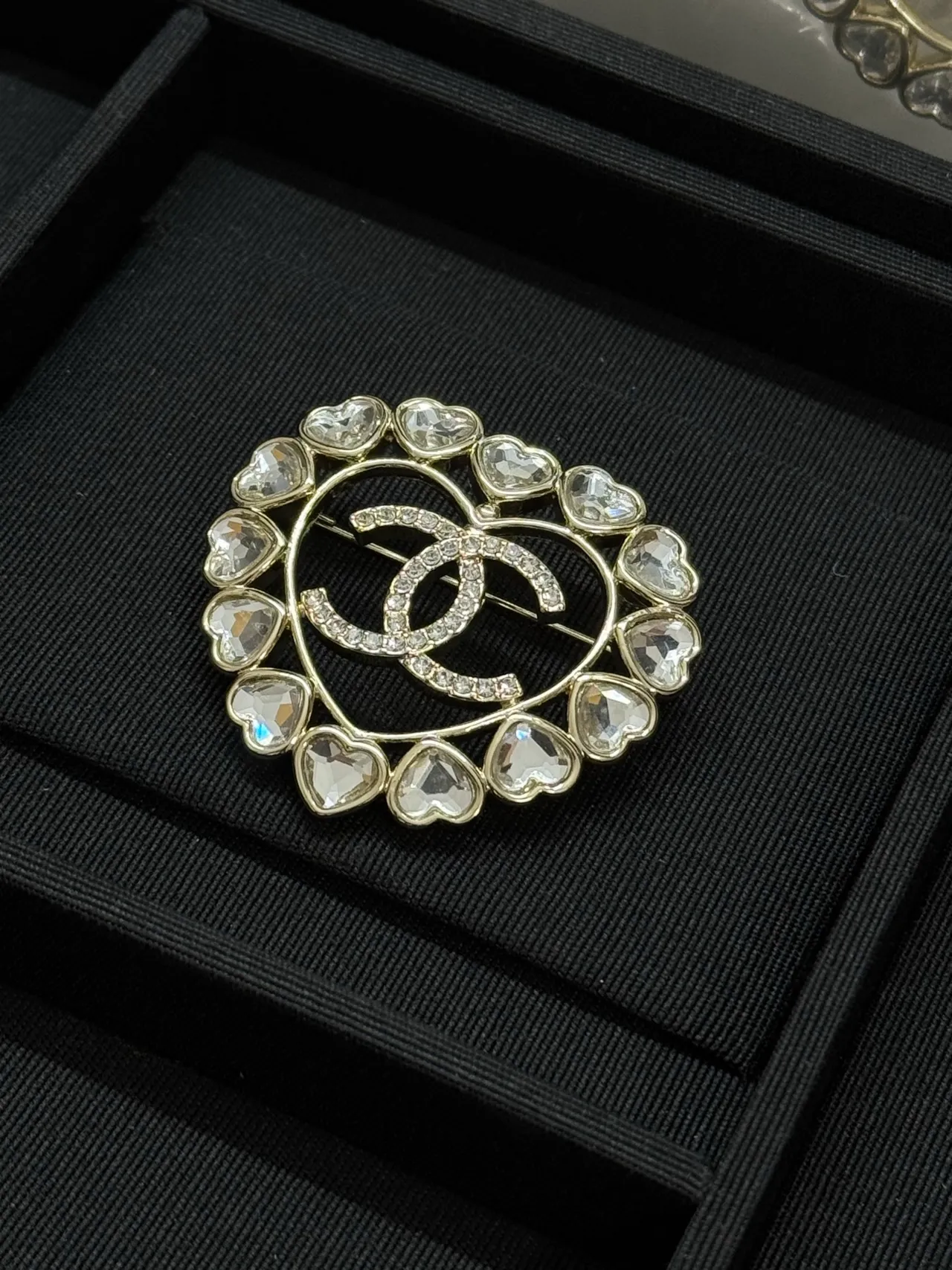 Chanel Broche de coração prata com cristais 4