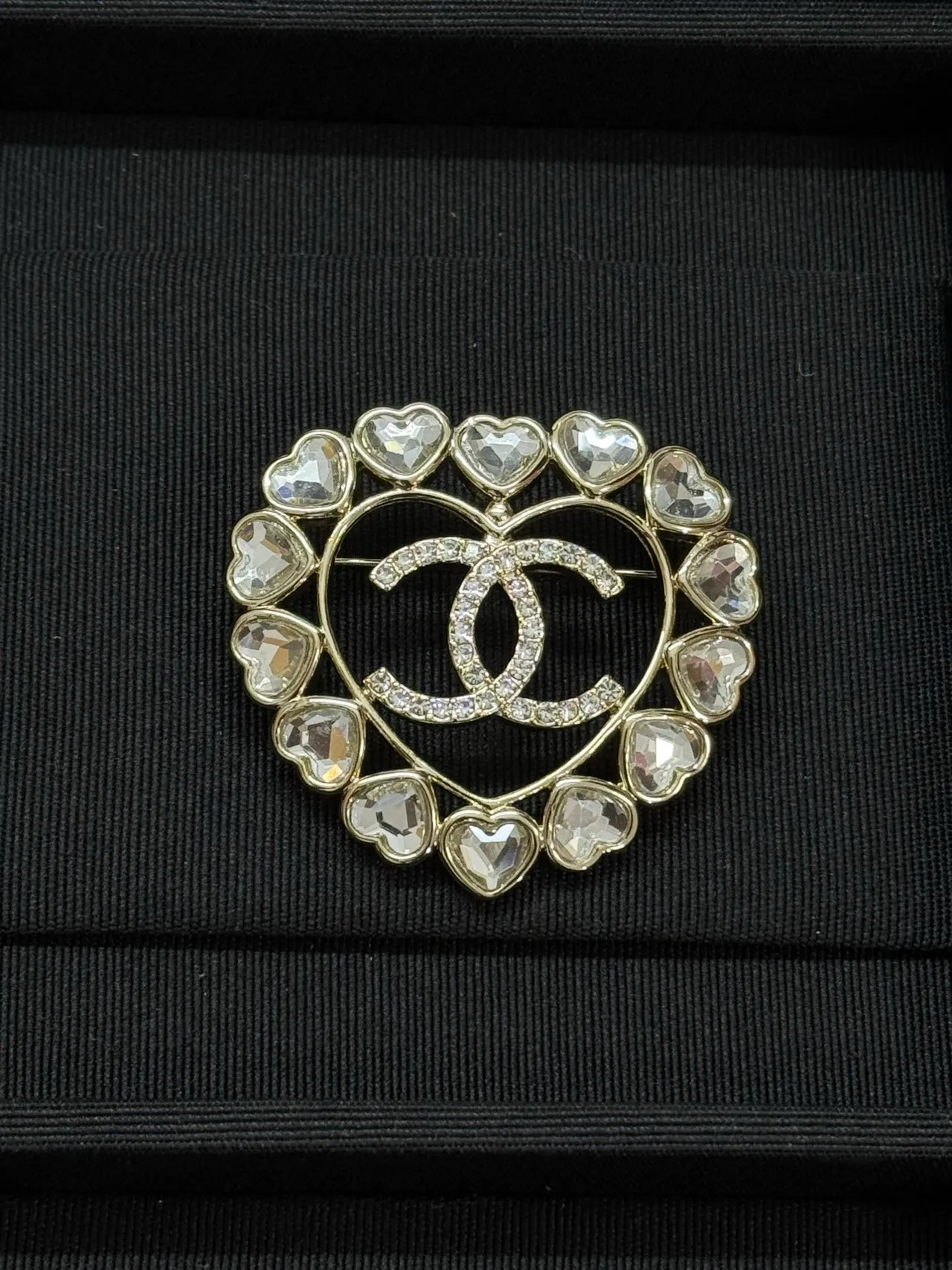 Chanel Broche de coração prata com cristais 5