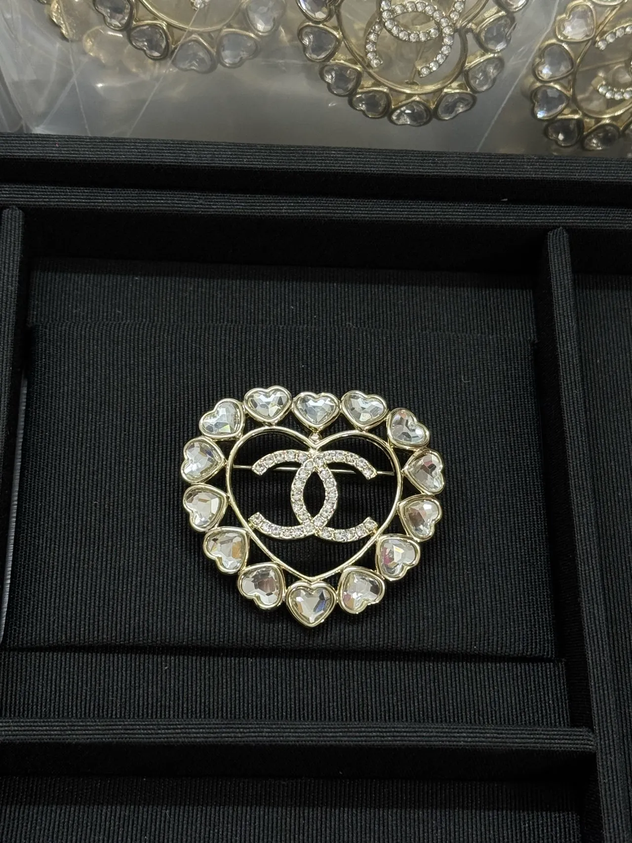 Chanel Broche de coração prata com cristais 6
