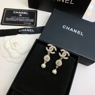 Chanel मोती और CC Logo ड्रॉप ईयरिंग्स