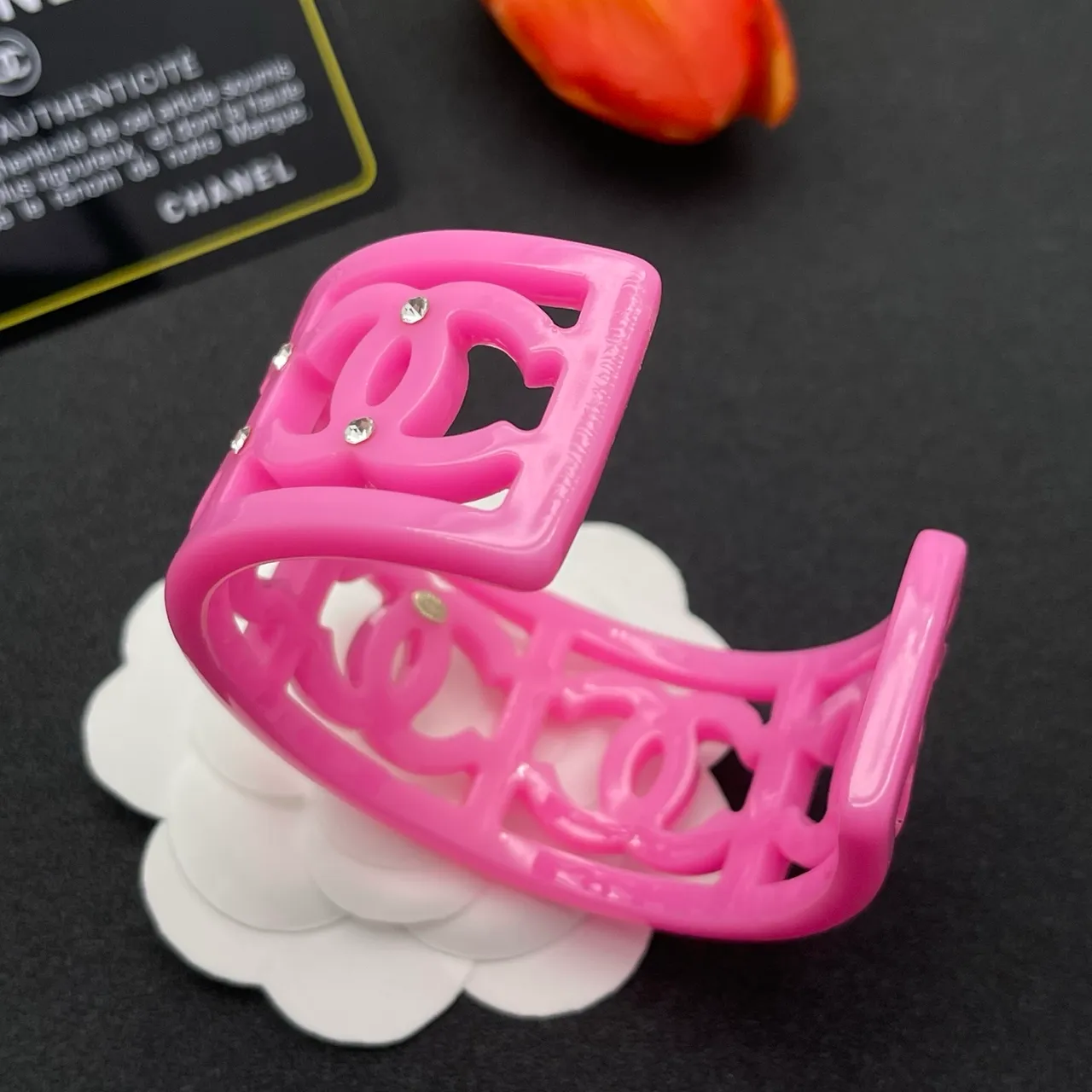 Chanel Pulseira de punho rígida larga transparente de calado com motivo CC 3