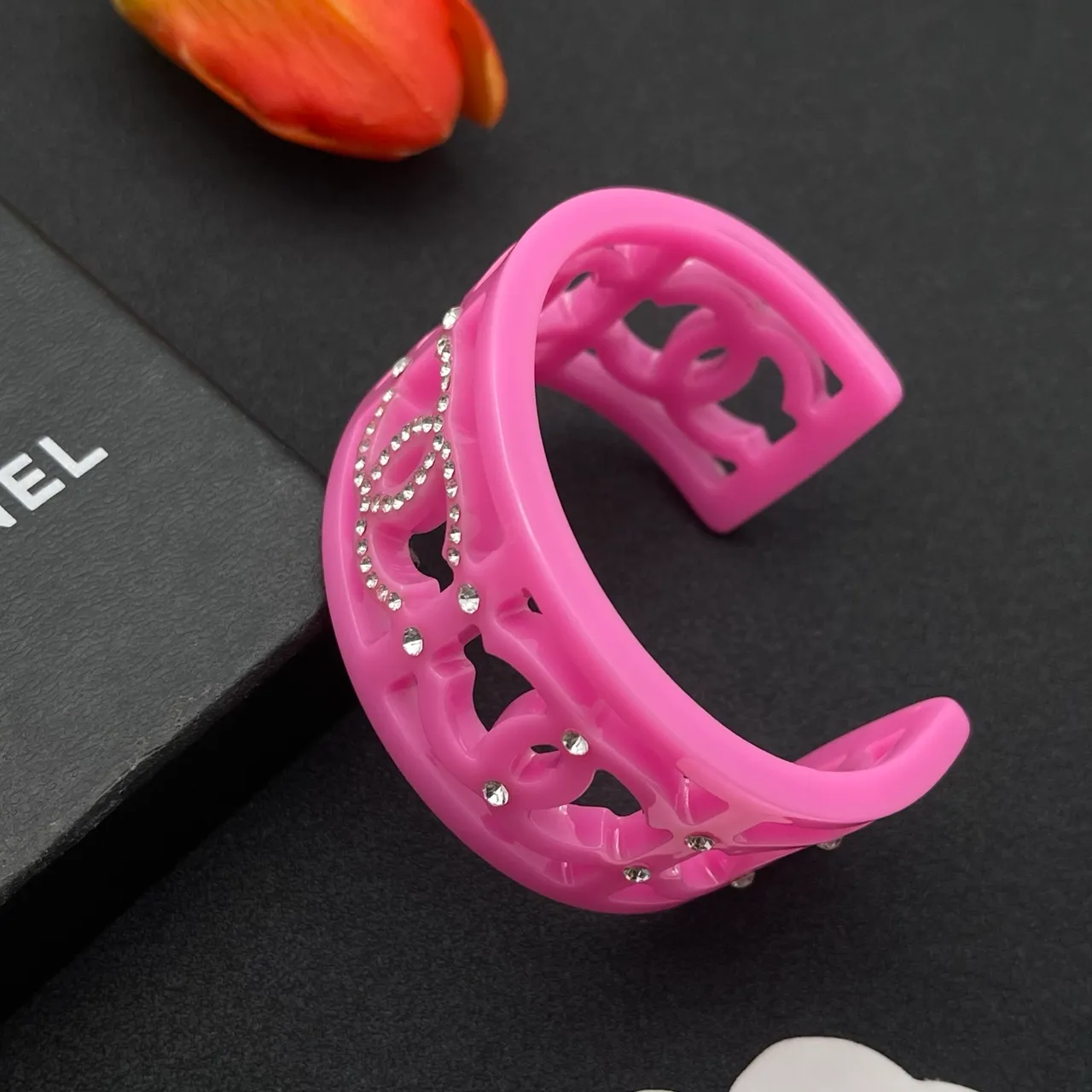 Chanel Pulseira de punho rígida larga transparente de calado com motivo CC 4