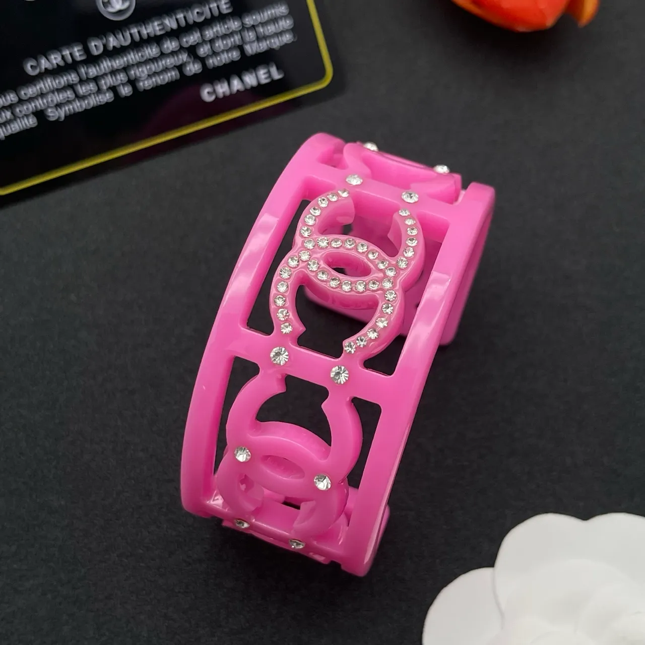 Chanel Pulseira de punho rígida larga transparente de calado com motivo CC 5