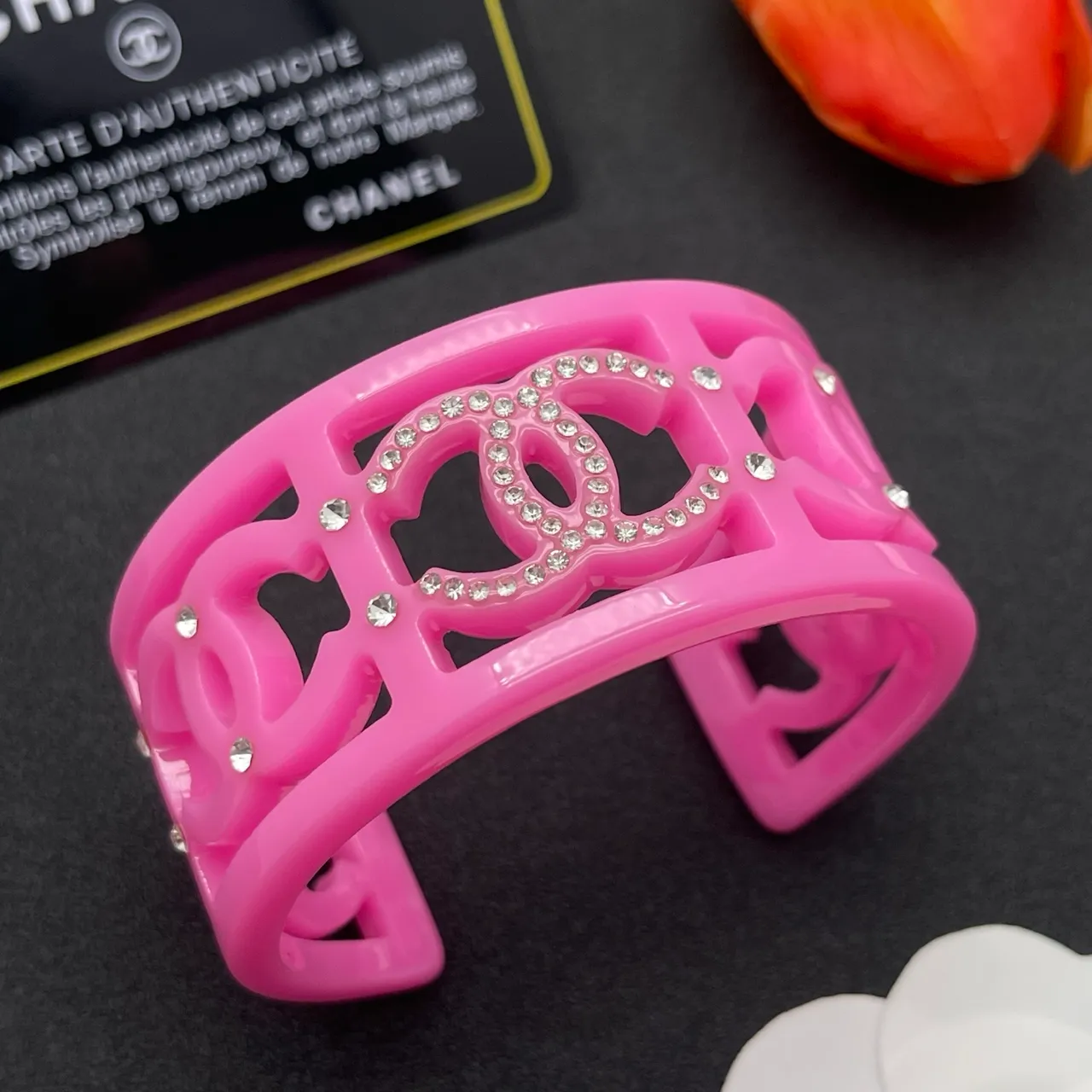 Chanel Pulseira de punho rígida larga transparente de calado com motivo CC 6