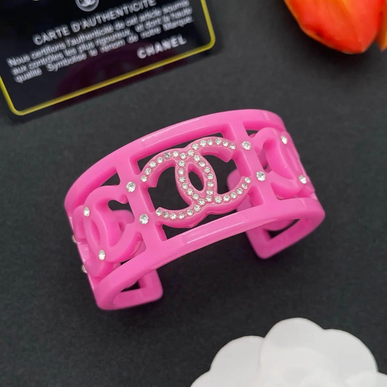 Chanel Pulseira de punho rígida larga transparente de calado com motivo CC 7