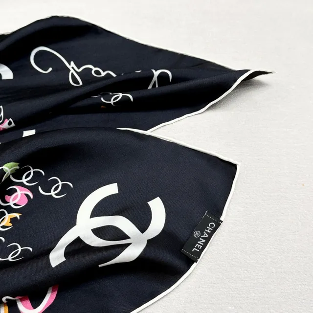 Chanel top de gilet sans bretelles lié avec foulard de soie imprimé 2