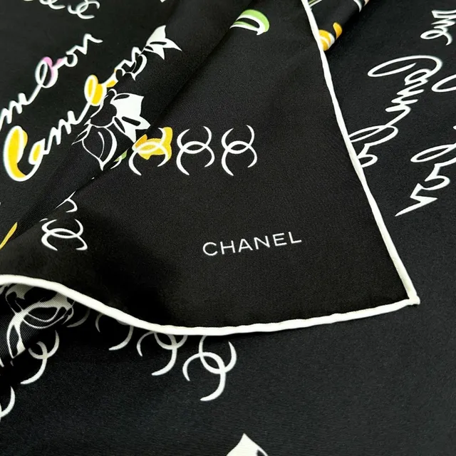Chanel top de gilet sans bretelles lié avec foulard de soie imprimé 3