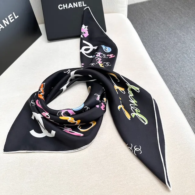 Chanel top de gilet sans bretelles lié avec foulard de soie imprimé 5