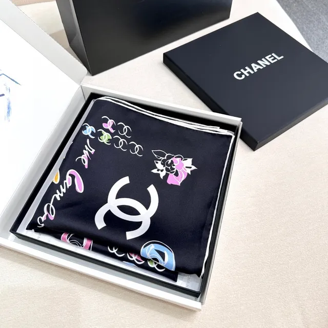 Chanel top de gilet sans bretelles lié avec foulard de soie imprimé 6