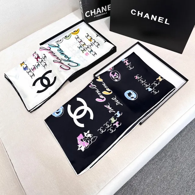 Chanel top de gilet sans bretelles lié avec foulard de soie imprimé 8