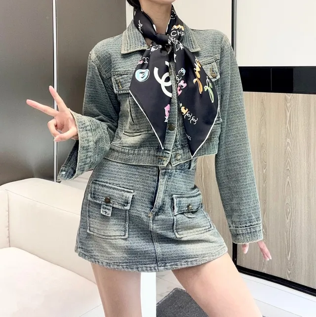 Chanel top de gilet sans bretelles lié avec foulard de soie imprimé 9