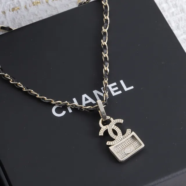 Collier Chanel pendentif de sac matelassé en métal or noir 2
