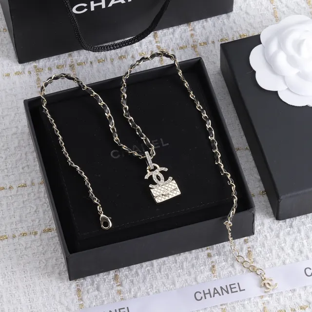 Collier Chanel pendentif de sac matelassé en métal or noir 3
