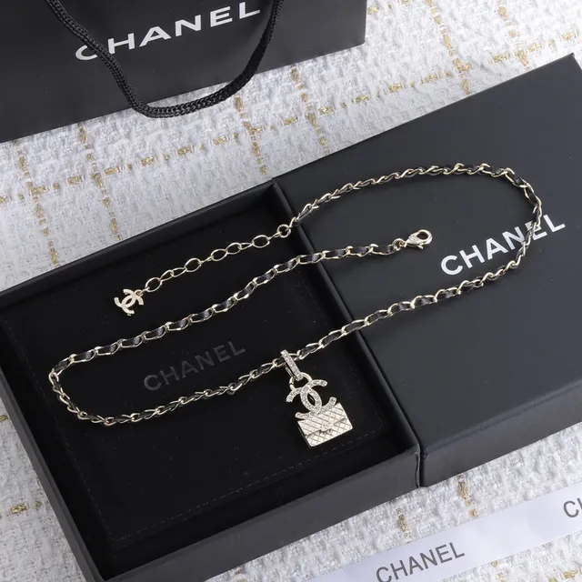 Collier Chanel pendentif de sac matelassé en métal or noir 4