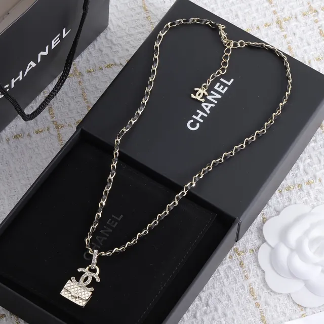 Collier Chanel pendentif de sac matelassé en métal or noir 5