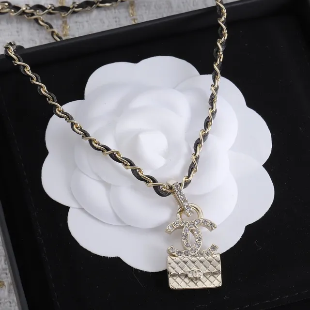 Collier Chanel pendentif de sac matelassé en métal or noir 6