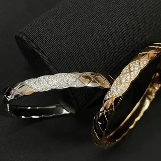Chanel 银金色绗缝坎肩图案镶嵌宝石手链