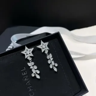 Chanel 星形镶钻垂坠水晶耳环