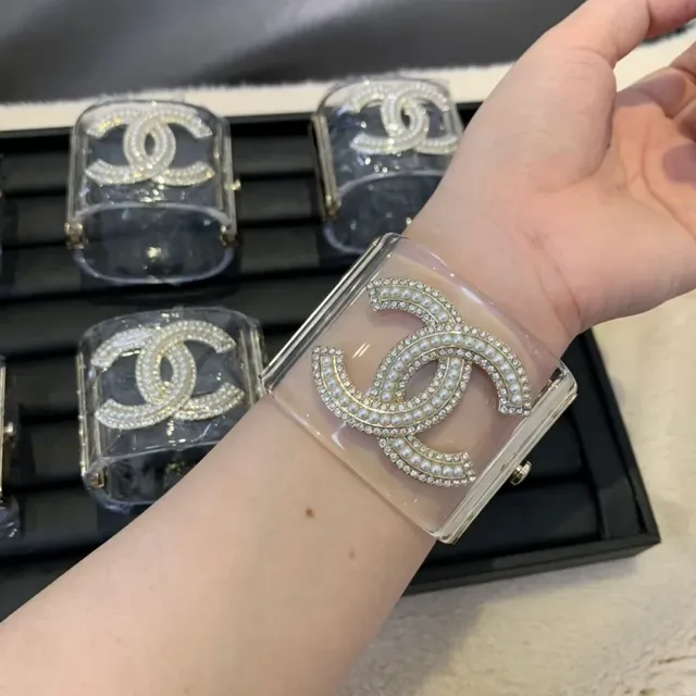 Pulseira Chanel Acrílica Transparente com Pérolas Incrustadas Douradas 2
