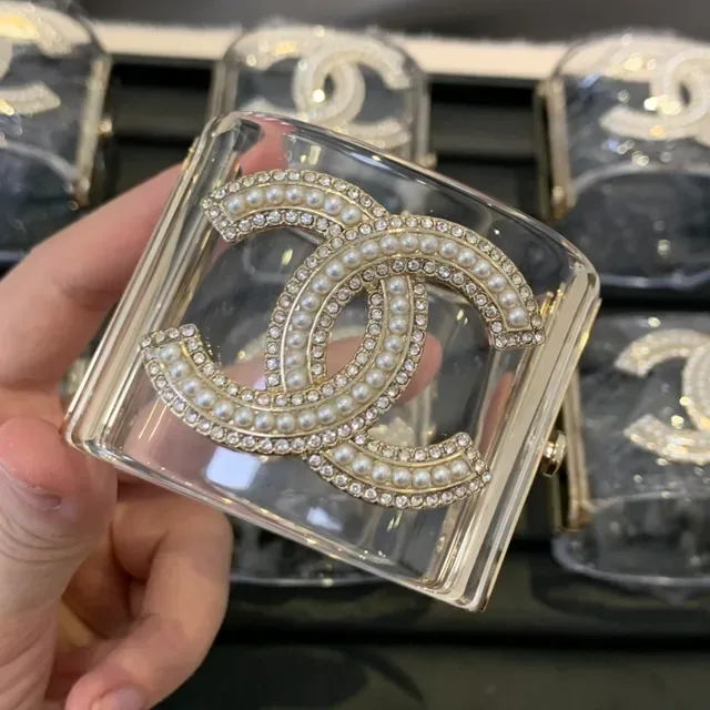 Pulseira Chanel Acrílica Transparente com Pérolas Incrustadas Douradas 3