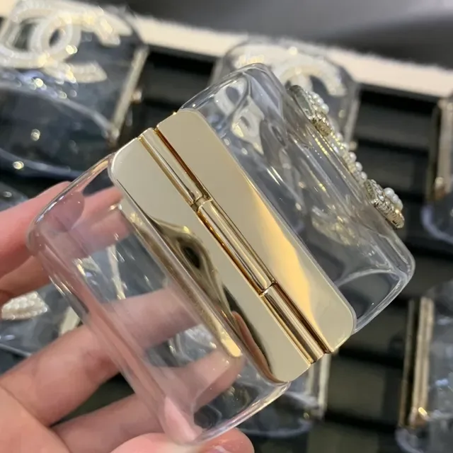 Pulseira Chanel Acrílica Transparente com Pérolas Incrustadas Douradas 4