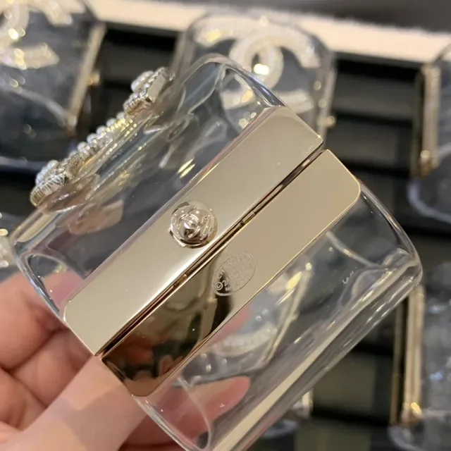 Pulseira Chanel Acrílica Transparente com Pérolas Incrustadas Douradas 5