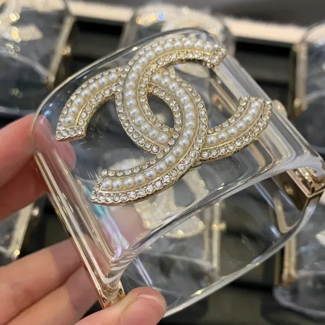 Pulseira Chanel Acrílica Transparente com Pérolas Incrustadas Douradas 6