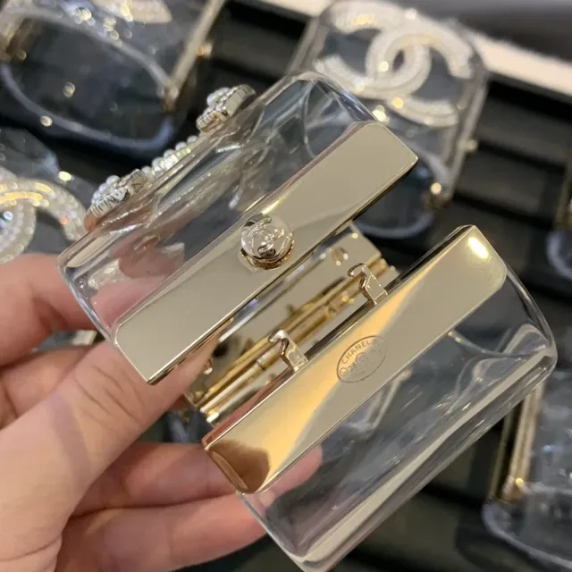 Pulseira Chanel Acrílica Transparente com Pérolas Incrustadas Douradas 7