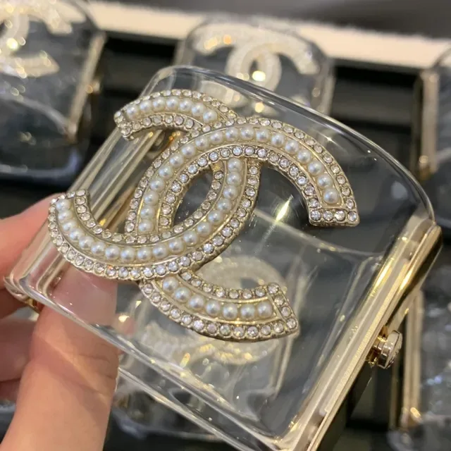 Pulseira Chanel Acrílica Transparente com Pérolas Incrustadas Douradas 8