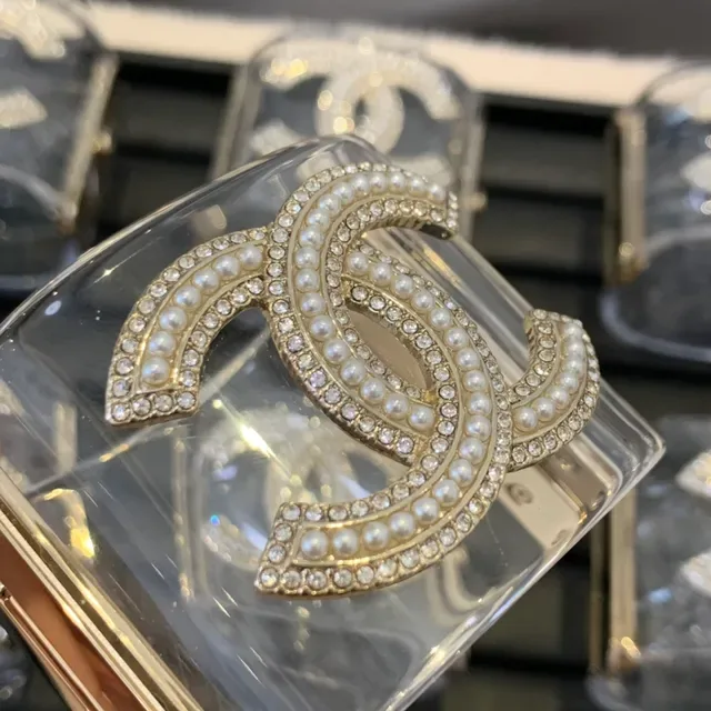 Pulseira Chanel Acrílica Transparente com Pérolas Incrustadas Douradas 9