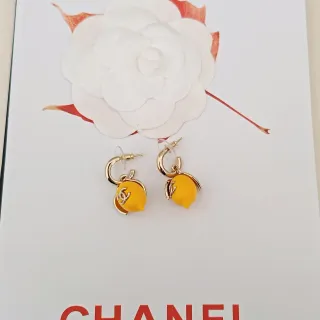 Chanel 黄色珐琅 CC Logo 泪滴耳环