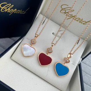 Chopard Happy Hearts Collier en or multicolore pendentif en forme de cœur en émail et incrustation de mère de perle