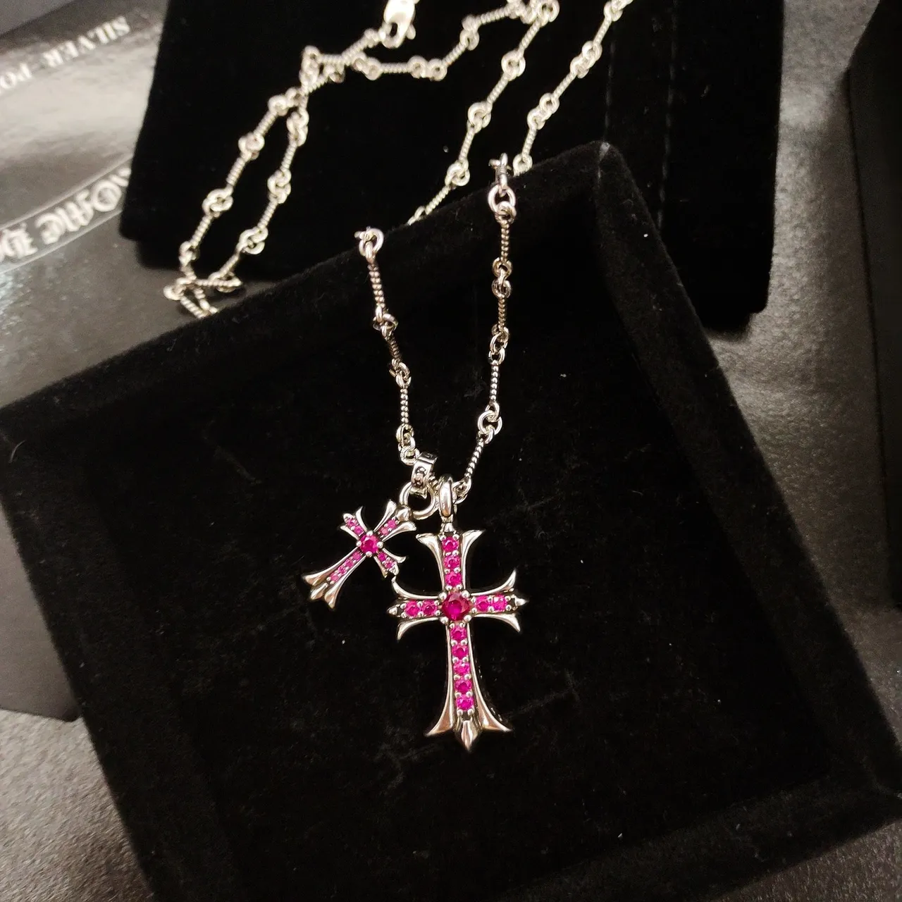 Chrome Hearts Collier avec pendentif croix double en pierre rose 3