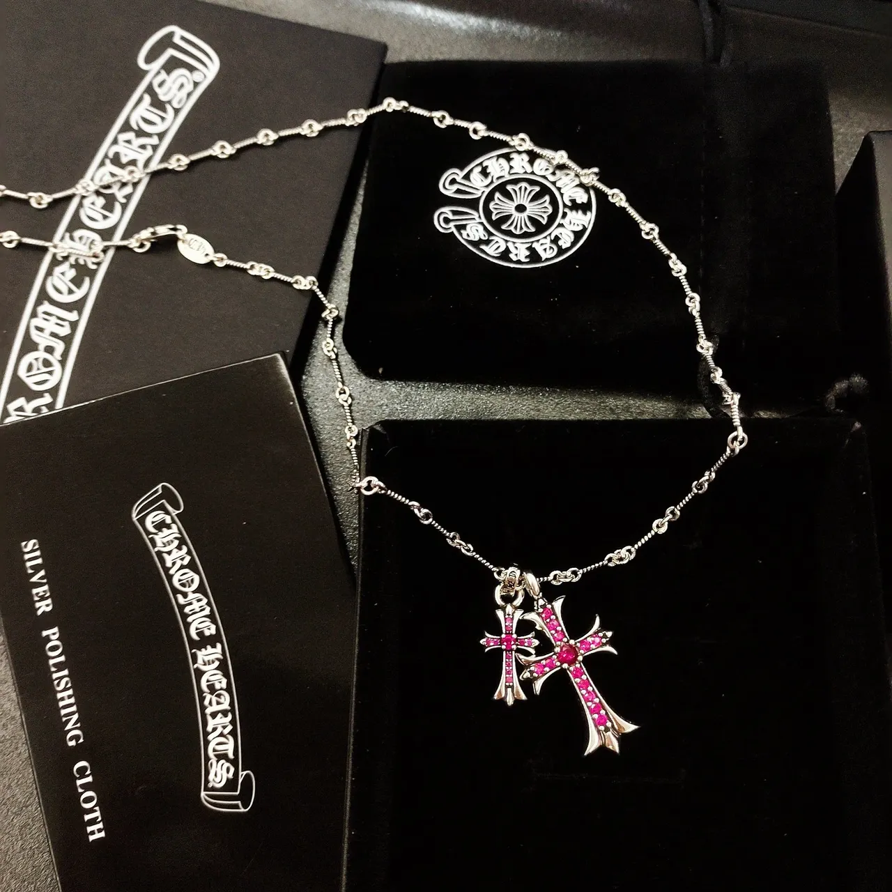 Chrome Hearts Collier avec pendentif croix double en pierre rose 4