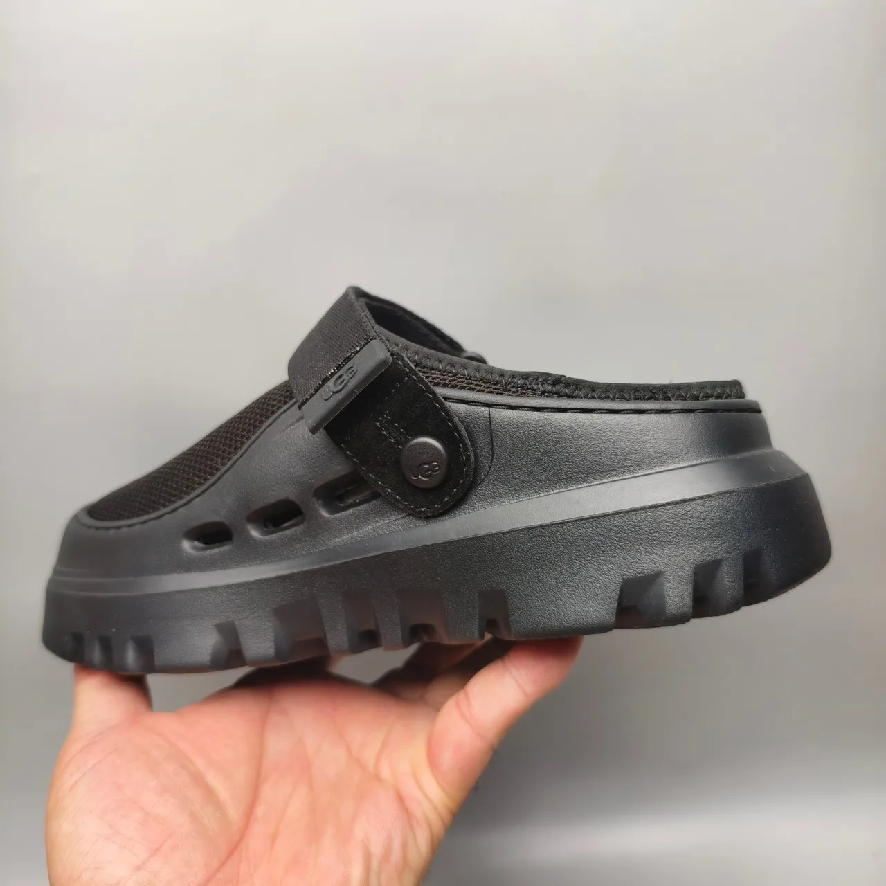 Crocs Echo Clog أسود قاعدة مطبوعة Clog 4