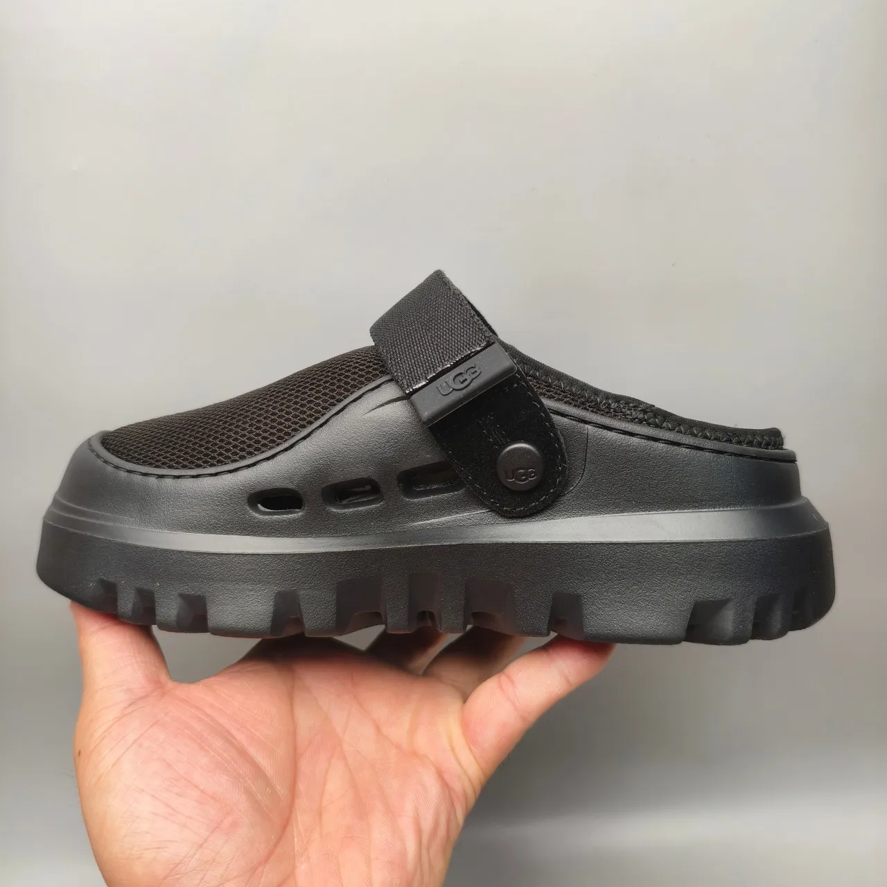 Crocs Echo Clog أسود قاعدة مطبوعة Clog 7
